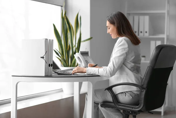 Pretty Businesswoman Working Table Office — Stock Photo, Image