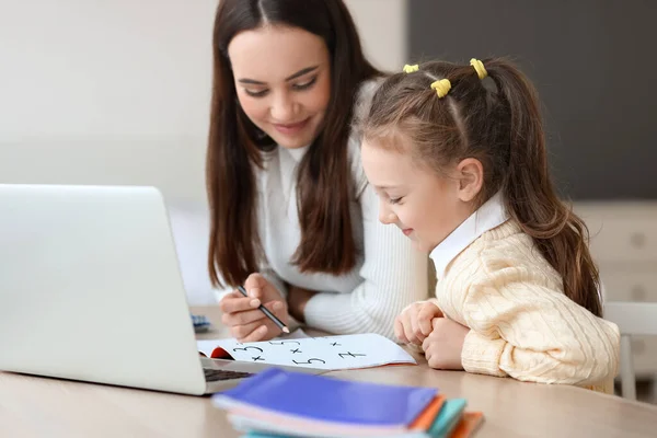 Menina Bonito Estudar Com Tutor Casa — Fotografia de Stock