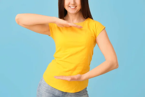 Mavi Arka Planda Sarı Tişörtlü Genç Bir Kadın — Stok fotoğraf