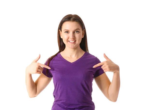 Mujer Joven Apuntando Camiseta Púrpura Sobre Fondo Blanco — Foto de Stock