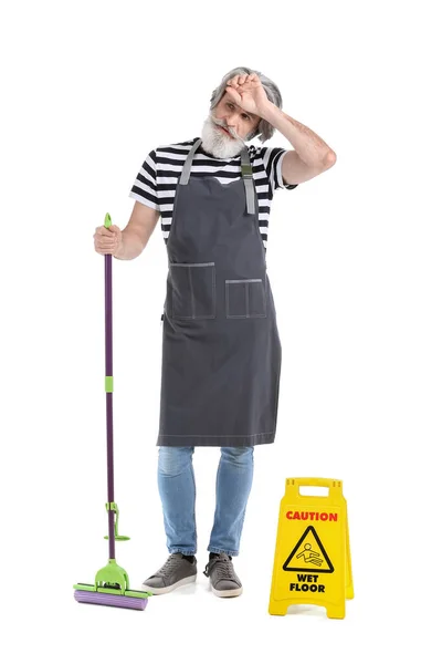 Müder Reinigungskraft Mit Wischmopp Und Warnschild Auf Weißem Hintergrund — Stockfoto