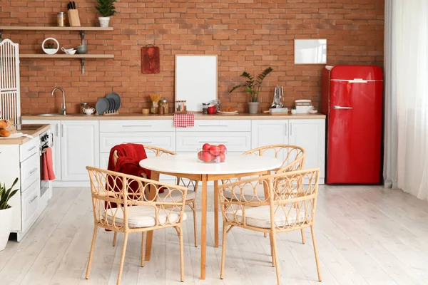 Interior Cozinha Moderna Com Geladeira Elegante Mesa Jantar Balcão — Fotografia de Stock