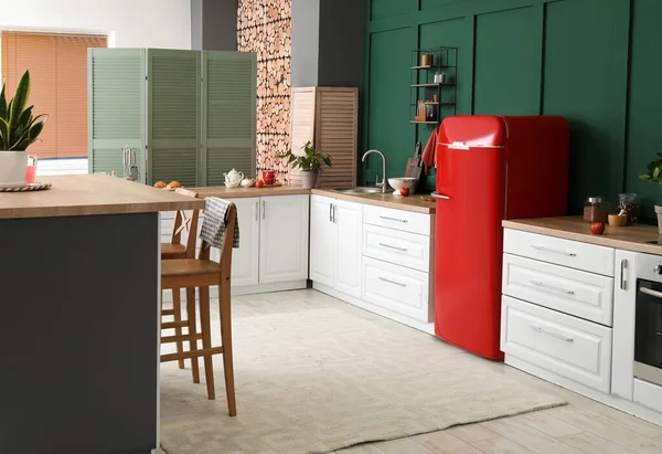 スタイリッシュな冷蔵庫とカウンター付きのモダンなキッチンのインテリア — ストック写真