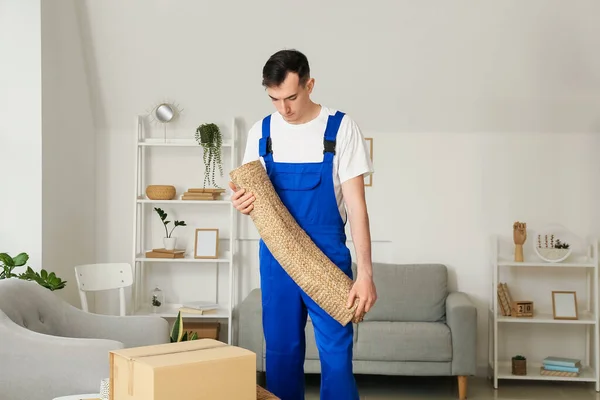 Male Worker Rolled Wicker Carpet Room — Stock Photo, Image