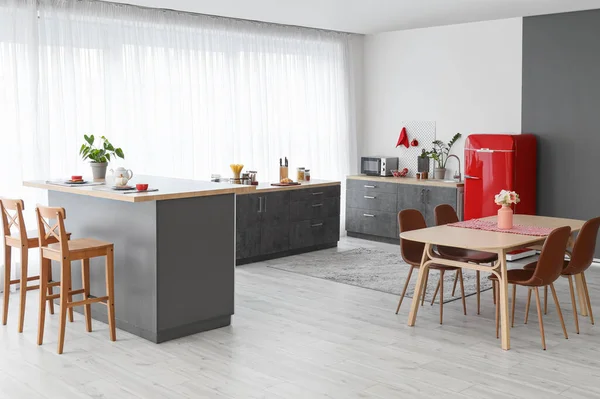 Interior Dari Dapur Modern Dengan Kulkas Merah Konter Dan Meja — Stok Foto