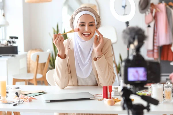 在更衣室里用刷子录影的穆斯林美女博客 — 图库照片