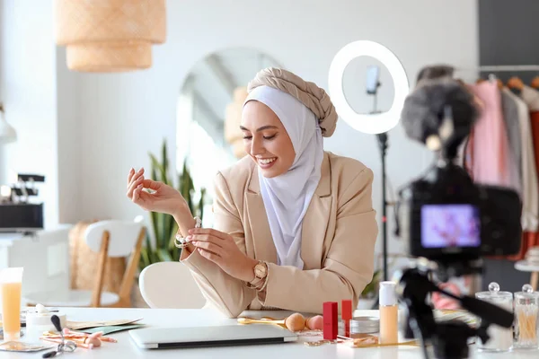 Blogger Beleza Muçulmana Gravação Vídeo Camarim — Fotografia de Stock