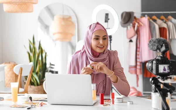 Muslim Beauty Blogger Cosmetic Product Recording Video Dressing Room — Stock Photo, Image
