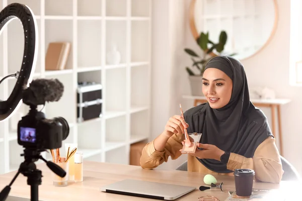 Muszlim Szépség Blogger Ecset Por Felvétel Videó Otthon — Stock Fotó