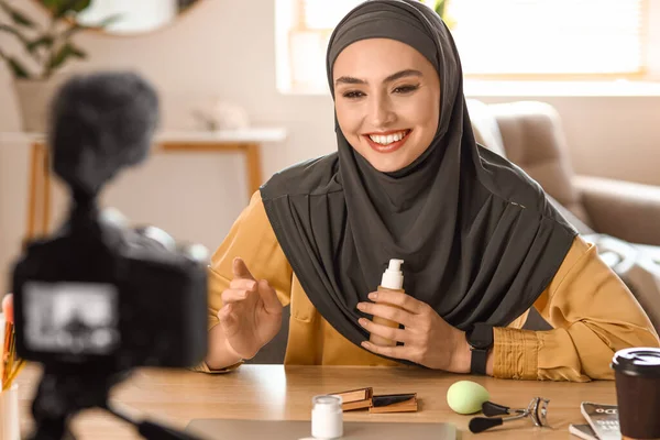 拥有化妆基金会的穆斯林美容博客在家里录制视频 — 图库照片