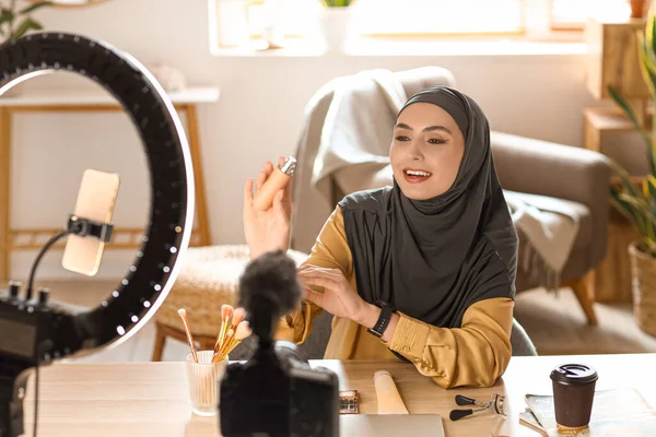 Blogger Musulmán Belleza Con Video Grabación Perfume Casa —  Fotos de Stock
