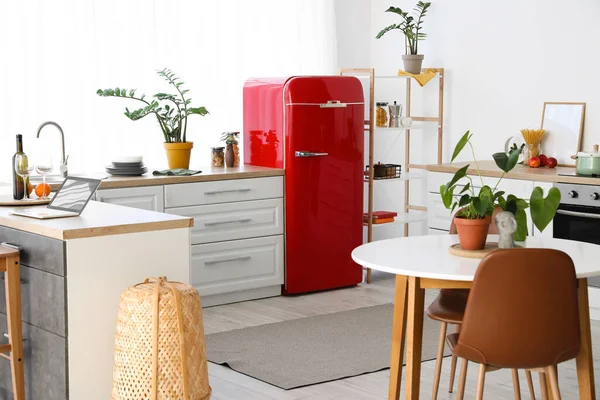 Interior Modern Kitchen Stylish Refrigerator Counters Dining Table — ストック写真