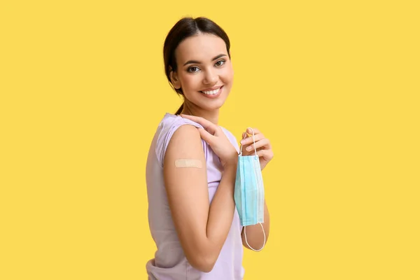 Giovane Donna Con Applicata Patch Medica Maschera Sfondo Giallo — Foto Stock