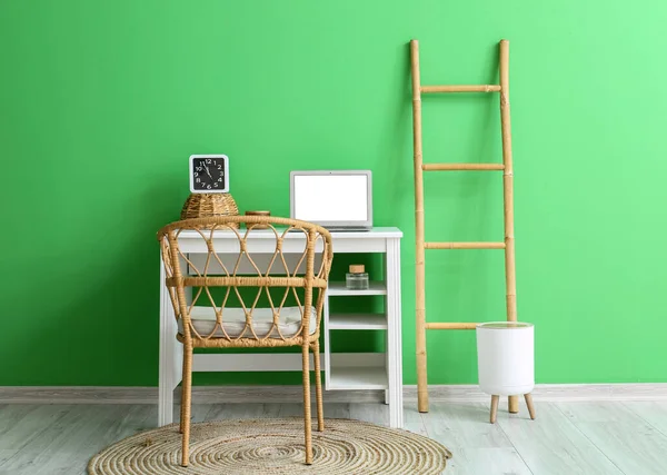 Modern Workplace Laptop Clock Ladder Green Wall — Stock Photo, Image