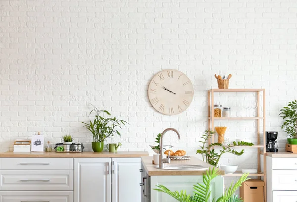 Gran Reloj Colgando Pared Ladrillo Blanco Cocina — Foto de Stock