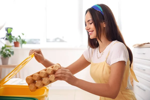 Mujer Joven Poniendo Paquete Huevo Cartón Cocina — Foto de Stock