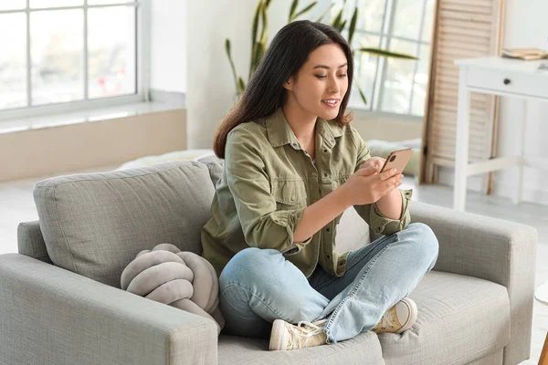 Beautiful Young Asian Woman Mobile Phone Sitting Sofa Home — Stock Photo, Image