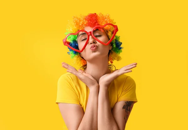 黄色の背景に変装した面白い若い女性 4月愚か者の日のお祝い — ストック写真