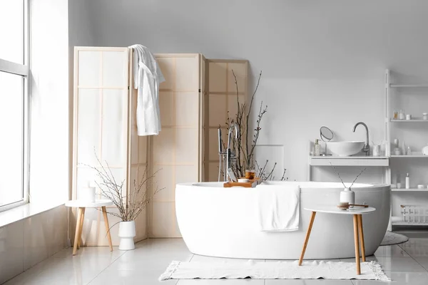 Intérieur Salle Bain Lumineuse Avec Écran Pliant Lavabo Étagère — Photo