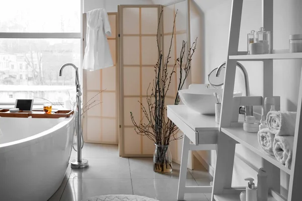 Interior Del Baño Ligero Con Pantalla Plegable Lavabo Estantería — Foto de Stock