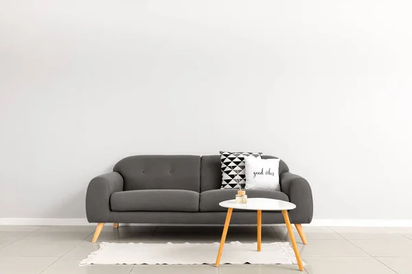 Modern Soffa Och Bord Nära Ljusvägg — Stockfoto