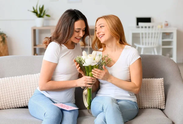 Une Jeune Femme Salue Mère Pour Journée Internationale Femme Maison — Photo