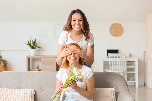 Mujer Joven Saludando Madre Para Día Internacional Mujer Casa — Foto de Stock