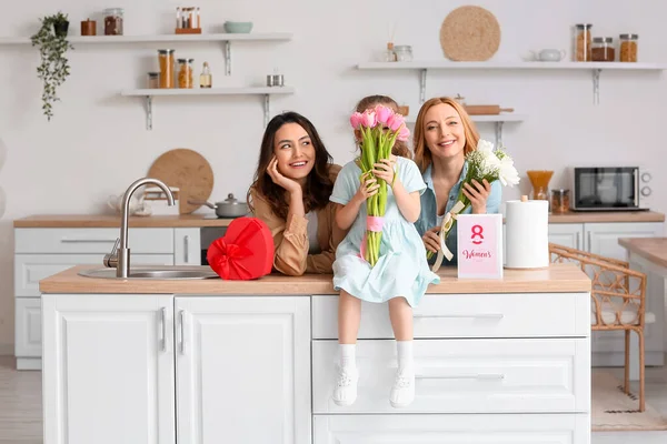 Mujer Joven Hijita Madre Con Flores Día Internacional Mujer Casa — Foto de Stock