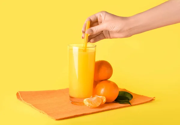 Main Féminine Avec Verre Jus Mandarine Frais Sur Fond Jaune — Photo