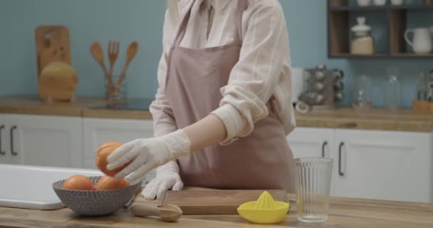 Женщина Режет Спелый Апельсин Кухне Лицензионные Стоковые Видео