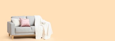 Açık renk arkaplan üzerinde stil kanepe metin için boşluk