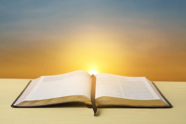 Dışarıdaki masada İncil 'i aç