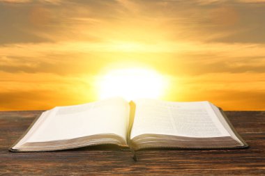 Kutsal İncil 'i dışarıda, tahta masada aç.