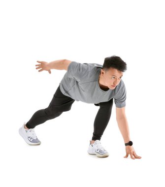 Beyaz arka planda sportif erkek koşucu