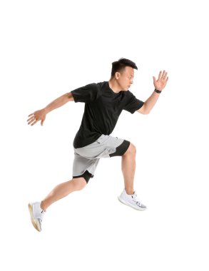 Beyaz arka planda sportif erkek koşucu