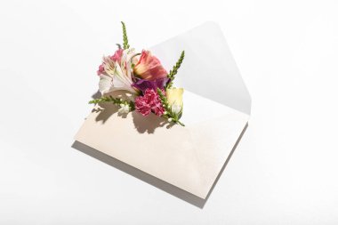 Zarflı kompozisyon ve beyaz arkaplanda farklı çiçekler