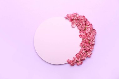 Renkli arkaplanda karanfil çiçekleri ve boş kartla kompozisyon