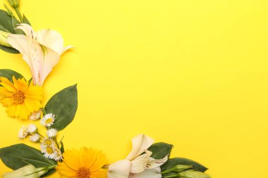 Sarı arka planda güzel çiçekli kompozisyon, yakın plan.