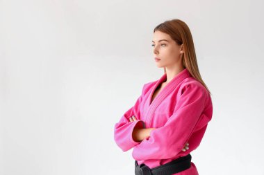 genç kadın karate salonunda pratik