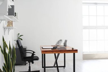 Modern işyerine sahip şık bir oda.