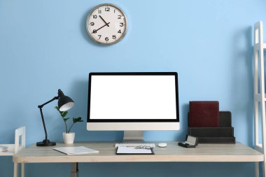 Ofisinde bilgisayar olan modern işyeri