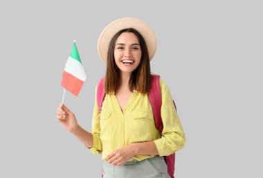 Açık arkaplanda İtalyan bayrağı taşıyan kadın turist