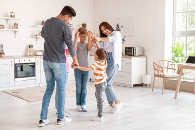 Mutfakta mutlu aile dansı