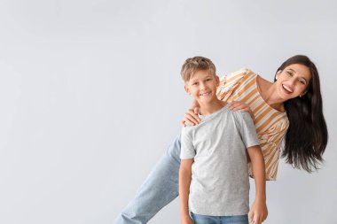 Mutlu kadın ve oğlu arka planda