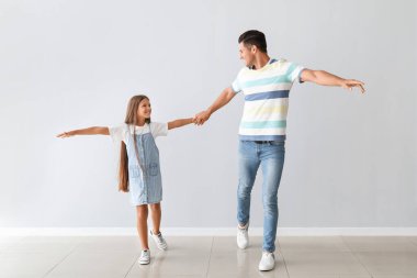 Mutlu dansçı adam ve kızı arka planda