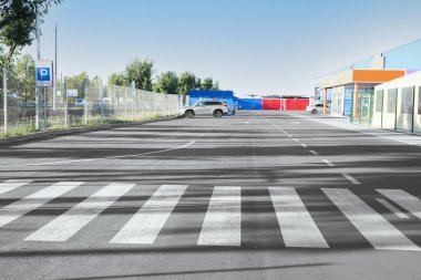 Zebra yaya geçidi açık havada.