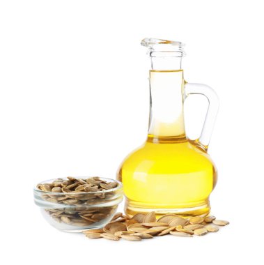 Beyaz arka planda bir sürahi kabak tohumu yağı