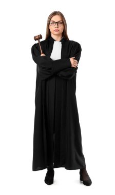 Beyaz arka planda tokmağı olan genç bayan yargıç.