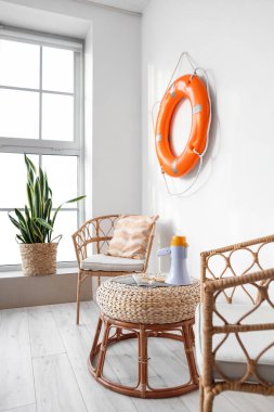 Işık duvarının yanında megafonlu ve koltuklu bir masa.