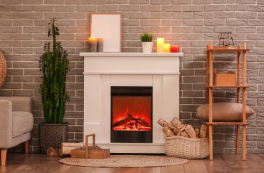 İçinde şömine rafı, odun ve raf ünitesi olan modern oturma odası.